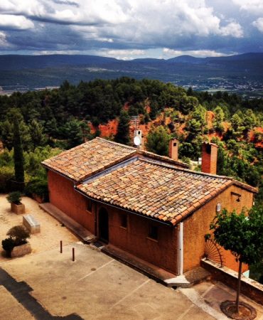 Roussillon a okrový chodník